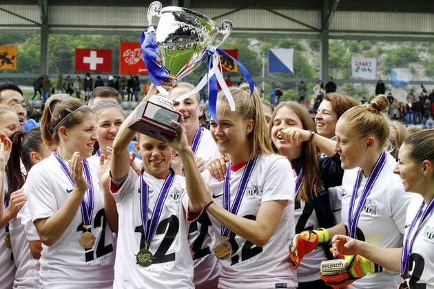 16.05.2016 Biel ,Schweiz Fussball Frauen Cupfinal Saison 2015 2016 FC Neunkirch - FC Zürich Bild zeigt jubelnde Zuercher Frauen Jubel Polkal Siegerinnen Aktion 