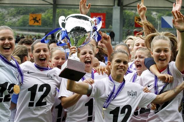 16.05.2016 Biel ,Schweiz Fussball Frauen Cupfinal Saison 2015 2016 FC Neunkirch - FC Zürich Bild zeigt jubelnde Zuercher Frauen Jubel Polkal Siegerinnen Aktion 