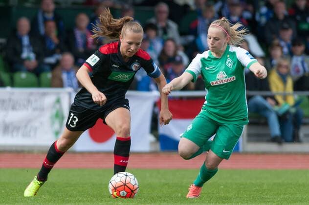 v.li.: Lia Wälti (Walti, Waelti, 1. FFC Turbine Potsdam, 13) im Zweikampf mit Cindy König (Konig, Koenig, SV Werder Bremen, 11), Fussball, Allianz Frauen-Bundesliga, SV Werder Bremen - 1. FFC Turbine Potsdam, xobx
