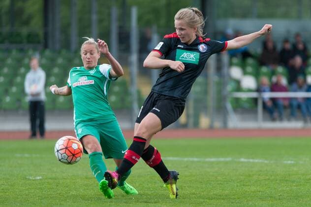 Bilder des Tages - Sport v.li.: Gabriella Toth (SV Werder Bremen, 15) im Zweikampf mit Tabea Kemme (1. FFC Turbine Potsdam, 21), Fussball, Allianz Frauen-Bundesliga, SV Werder Bremen - 1. FFC Turbine Potsdam, xobx