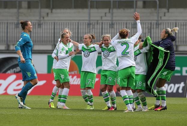 Jubel nach dem Abpfiff, v.l. Almuth Schult (VfL Wolfsburg)Lara Dickenmann (VfL Wolfsburg), Lena Goessling (VfL Wolfsburg), Ewa Pajor (VfL Wolfsburg), Anna Blaesse (VfL Wolfsburg), Luisa Wensing (VfL Wolfsburg), Vanessa Bernauer (VfL Wolfsburg), Zsanett Jakabfi (VfL Wolfsburg)