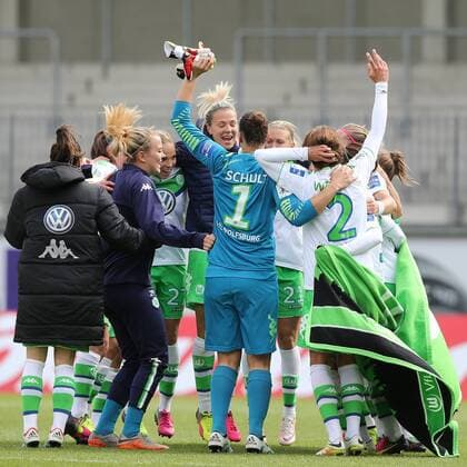 Almuth Schult (VfL Wolfsburg) und ihre Mannschaft feiern den Sieg