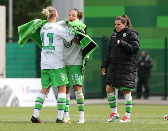 Jubeln nach dem Schlusspfiff v.l. Alexandra Popp (VfL Wolfsburg), Vanessa Bernauer (VfL Wolfsburg), Ramona Bachmann (VfL Wolfsburg)