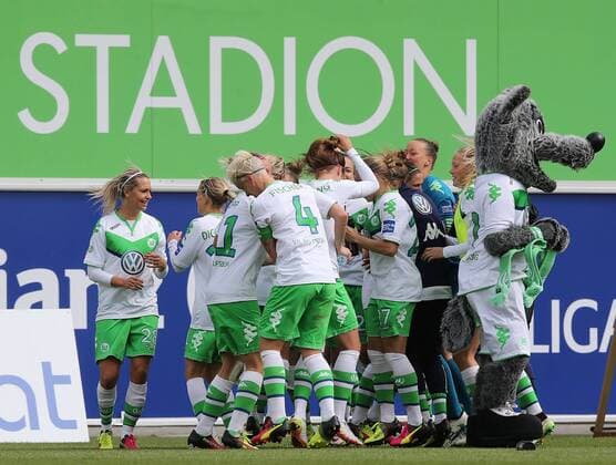Die Wolfsburgerinnen feiern mit den Fans den Sieg, Vizemeisterschaft und Championsleaguequalifikation