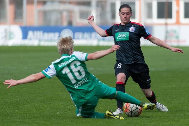 v.li.: Betsy Hassett (SV Werder Bremen, 16) im Zweikampf mit Wibke Meister (1. FFC Turbine Potsdam, 8), Fussball, Allianz Frauen-Bundesliga, SV Werder Bremen - 1. FFC Turbine Potsdam, xobx