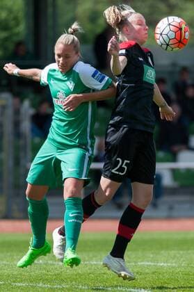 v.li.: Gabriella Toth (SV Werder Bremen, 15) im Zweikampf mit Laura Lindner (1. FFC Turbine Potsdam, 25), Fussball, Allianz Frauen-Bundesliga, SV Werder Bremen - 1. FFC Turbine Potsdam, xobx