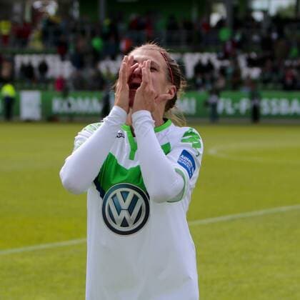 Fußball, Allianz Frauen Bundesliga, VfL Wolfsburg - 1 . FC Köln; Luisa Wensing (Wolfsburg, 2) bedankt sich bei Fans, Dank, bedanken, feiern. xtgx