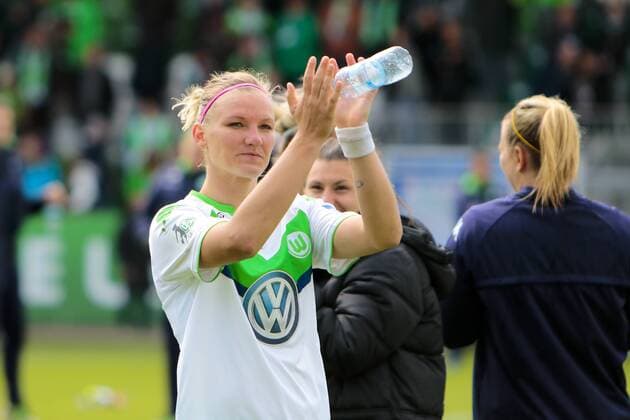 Fußball, Allianz Frauen Bundesliga, VfL Wolfsburg - 1 . FC Köln; Alexandra Popp (Alex Popp, Wolfsburg, 11) bedankt sich bei Fans, Dank, bedanken, feiern. xtgx