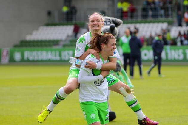 Fußball, Allianz Frauen Bundesliga, VfL Wolfsburg - 1 . FC Köln; Alexandra Popp (Alex Popp, Wolfsburg, 11) und Luisa Wensing (Wolfsburg, 2) Jubel nach dem Abpfiff, Jubel nach Spielende, Freude, Emotion. xtgx