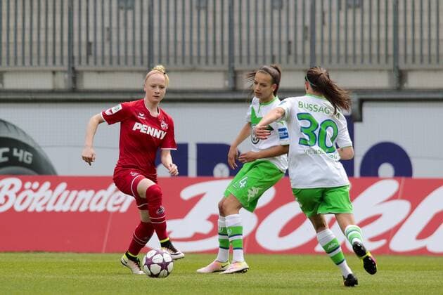 Fußball, Allianz Frauen Bundesliga, VfL Wolfsburg - 1 . FC Köln; vl Anna Gerhardt (Köln, 20), Joelle Wedemeyer (Wolfsburg, 24), Elise Bussaglia (Wolfsburg, 30). xtgx