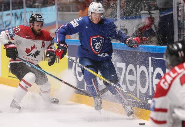 ST. PETERSBURG, RUSSIA. MAY 16, 2016. Canada s Ryan O Reilly (L) and France s Yohann Auvitu fight for the puck in their 2016 IIHF World Championship WM Weltmeisterschaft Preliminary Round Group B Ice hockey Eishockey match at Yubileyny Sports Palace. The Canadian Team won the game 4:0. Sergei Savostyanov TASS  TS023409