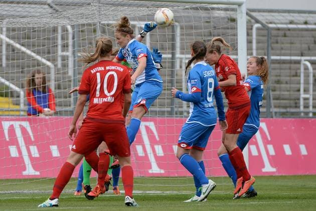 v.li.: Martina Tufekovic (Torwart, Hoffenheim, 1) faustet den Ball aus der Gefahrenzone Vivianne Miedema (FC Bayern München, FCB, 10) Sophie Howard (Hoffenheim, 26) Christine Schneider (Hoffenheim, 8) Carina Wenninger (FC Bayern München, FCB, 19) Fabienne Dongus (Hoffenheim, 33) , Fussball, Allianz Frauen-Bundesliga, FC Bayern München - TSG 1899 Hoffenheim, xslx