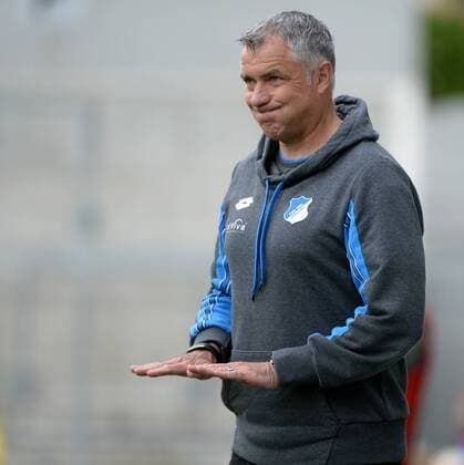 v.li.: Jürgen Ehrmann (Juergen Ehrmann, Trainer, Hoffenheim) gibt Anweisungen, gestikuliert, mit den Armen gestikulieren, gives instructions, gesticulate Einzelbild, Aktion, Action Porträt, Portrait , Fussball, Allianz Frauen-Bundesliga, FC Bayern München - TSG 1899 Hoffenheim, xslx