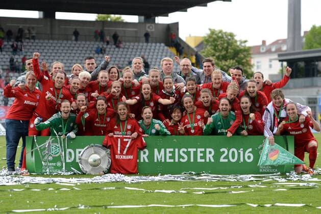 v.li.: Die Spielerinnen des FC Bayern München feiern die Deutsche Meisterschaft 2015 2016, Meister, Meisterschale, Meistertitel, Deutsche Meisterschaft, Deutsche Meisterinnen 2015 2016, Fussball, Allianz Frauen-Bundesliga, FC Bayern München - TSG 1899 Hoffenheim, xslx