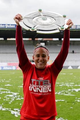 v.li.: Veronica Boquete Giadans (FC Bayern München , 4) hebt die Schale in die Höhe, Meister, Meisterschale, Meistertitel, Deutsche Meisterschaft, Deutsche Meisterinnen 2015 2016, Fussball, Allianz Frauen-Bundesliga, FC Bayern München - TSG 1899 Hoffenheim, xslx
