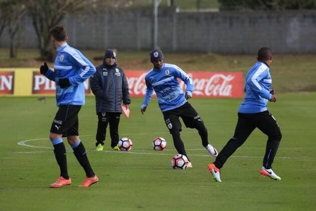 Uruguayan national soccer team player Diego Rolan (C) participates in a training session in Montevideo, Uruguay, 16 May 2016. The team started its preparation for Copa America with six players. EFE Raul Martinez URUGUAY STARTS TRAINING FOR THE COPA AMERICA WITH SIX PLAYERS !ACHTUNG: NUR REDAKTIONELLE NUTZUNG!  MON004 20160516-635990398028784054