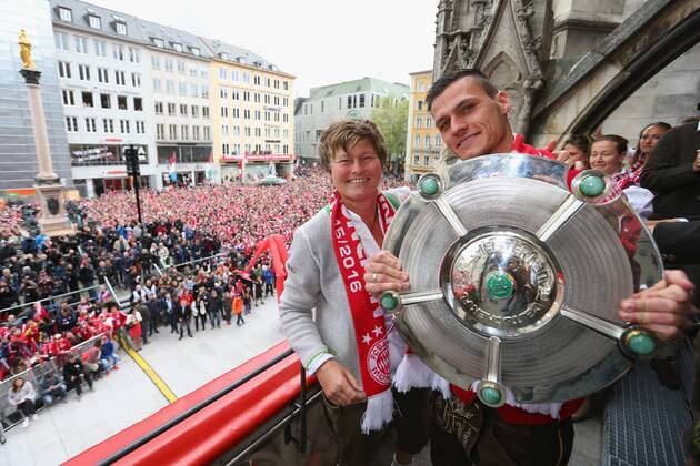 MUNICH, GERMANY - MAY 15: Thomas Woerle, head coach of Bayern Muenchen women s celebrates with team manager Karin Danner winning the German Championship title on the town hall balcony at Marienplatz on May 15, 2016 in Munich, Germany. Thomas Woerle; Karin Danner Muenchen Copyright: FCB POOL EIBNER-PRESSEFOTO EP_POOL