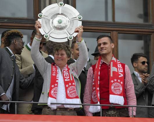 15.05.2016, Fussball 1.Bundesliga 2015 2016, FC Bayern München feiert die 26.Deutsche Meisterschaft am Rathausbalkon in München. FC Bayern Frauenfussball Meister, li: Karin Danner (Managerin) stemmt stolz die Meisterschale. re: Trainer Frauenfussball Thomas Wörle (Bayern München). 