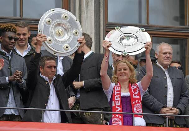 15.05.2016, Fussball 1.Bundesliga 2015 2016, FC Bayern München feiert die 26.Deutsche Meisterschaft am Rathausbalkon in München. stemmt stolz die Meisterschale. v.li: Philipp Lahm (FC Bayern München) und Frauenfussball-Kapitän Melanie Behringer (FC Bayern). 