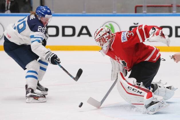 Bilder des Tages - SPORT Eishockey, WM, Finnland - Kanada Finland s Patrik Laine (L) and Canada s goalie Cam Talbot in action in their 2016 IIHF World Championship WM Weltmeisterschaft Preliminary Round Group B Ice hockey Eishockey match at Yubileyny Sports Palace in St. Petersburg, Russia, May 17, 2016. Sergei Savostyanov TASS  TS023713