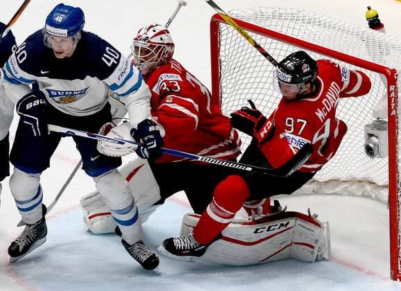 Eishockey, WM, Finnland - Kanada Finland s Jarno Koskiranta, Canada s goalie Cam Talbot and Canada s Connor McDavid (L-R) in their 2016 IIHF World Championship WM Weltmeisterschaft Preliminary Round Group B Ice hockey Eishockey match at Yubileyny Sports Palace in St. Petersburg, Russia, May 17, 2016. Alexander Demianchuk TASS  TS023722