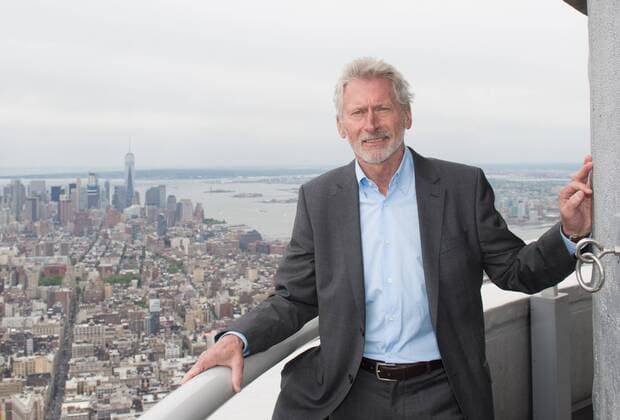 Fußball, Bayern München, Paul Breitner und Maskottchen Berni auf dem Empire State Building May 17, 2016 - New York, NY, USA - BAYERN MUNICH legend PAUL BREITNER visits The Empire State Building, Tuesday, May 17, 2016. Bayern Munich s Paul Breitner Visits The Empire State Building - ZUMAb148