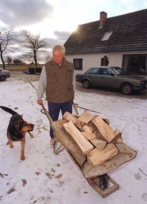 Bobfahrer 23.01.97 Der Rueganer Meinhard Nehmer ist der einzige nordeutsche Bobpilot.Der mehrfache Bob-Olympiasieger und Weltmeister lebt in Varnkevitz Kap Arkona.Dort begann der 56jaehrige auch seine Karriere als Speerwerfer.Durch Zufall kam fuer Nehmer nach Schulterproblemen mit 32 Jahren eine zweite sportliche Chance als Bobpilot beim damaligen Armeesportclub Oberhof.Nach der Gold-Medaille 1980 in Lake Palcid haengte er seine Bobschuhe an den Nagel.Seit 1990 ist er Bobtrainer.Erst fuer die US-Nationalmannschaft und jetzt fuer die Bobs Italiens.FOTO:2 (Siehe dazu die ADN-RO-Text-Meldung!)