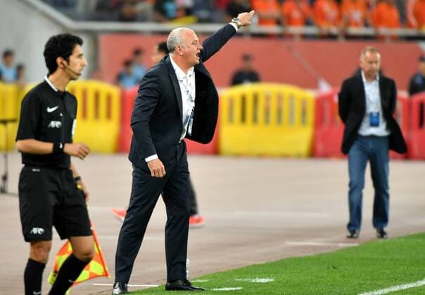 (160518) -- JINAN, May 18, 2016 -- Graham Arnold (C), head coach of Australia s Sydney FC, reacts during the first round of 1 8 finals against China s Shangdong Luneng FC at the 2016 AFC Champions League in Jinan, capital of east China s Shandong Province, May 18, 2016. The match ended in a 1-1 draw. ) (SP)CHINA-JINAN-AFC CHAMPIONS LEAGUE 2016-SHANGDONG LUNENG FC VS SYDNEY FC (CN) ZhuxZheng 