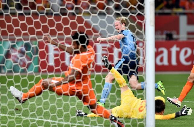 (160518) -- JINAN, May 18, 2016 -- David Carney (C) of Australia s Sydney FC shoots and scores during the first round of 1 8 finals against China s Shangdong Luneng FC at the 2016 AFC Champions League in Jinan, capital of east China s Shandong Province, May 18, 2016. The match ended in a 1-1 draw. ) (SP)CHINA-JINAN-AFC CHAMPIONS LEAGUE 2016-SHANGDONG LUNENG FC VS SYDNEY FC (CN) XuxSuhui 