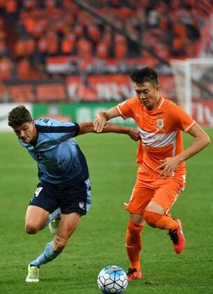 (160518) -- JINAN, May 18, 2016 -- George Blackwood (L) of Australia s Sydney FC vies for the ball during the first round of 1 8 finals against China s Shangdong Luneng FC at the 2016 AFC Champions League in Jinan, capital of east China s Shandong Province, May 18, 2016. The match ended in a 1-1 draw. ) (SP)CHINA-JINAN-AFC CHAMPIONS LEAGUE 2016-SHANGDONG LUNENG FC VS SYDNEY FC (CN) ZhuxZheng 