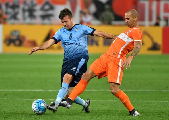 (160518) -- JINAN, May 18, 2016 -- Milos Dimitrijevic (L) of Australia s Sydney FC vies for the ball with Diego Tardelli Martins of China s Shangdong Luneng FC during the first round of 1 8 finals at the 2016 AFC Champions League in Jinan, capital of east China s Shandong Province, May 18, 2016. The match ended in a 1-1 draw. ) (SP)CHINA-JINAN-AFC CHAMPIONS LEAGUE 2016-SHANGDONG LUNENG FC VS SYDNEY FC (CN) ZhuxZheng 
