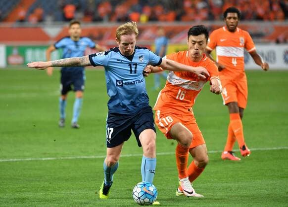(160518) -- JINAN, May 18, 2016 -- David Carney (front L) of Australia s Sydney FC vies for the ball during the first round of 1 8 finals against China s Shangdong Luneng FC at the 2016 AFC Champions League in Jinan, capital of east China s Shandong Province, May 18, 2016. The match ended in a 1-1 draw. ) (SP)CHINA-JINAN-AFC CHAMPIONS LEAGUE 2016-SHANGDONG LUNENG FC VS SYDNEY FC (CN) ZhuxZheng 