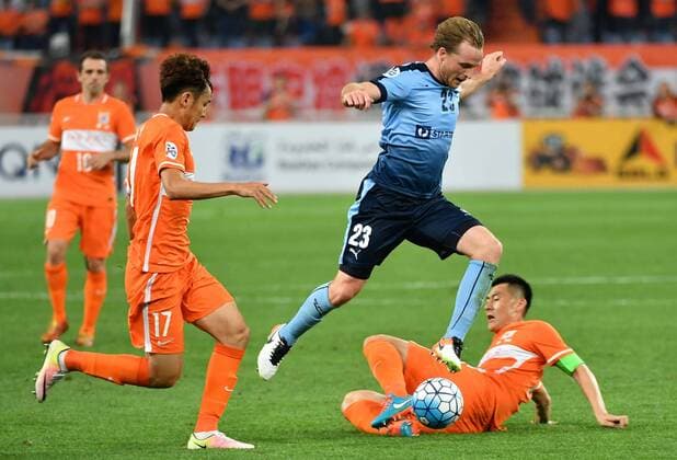 (160518) -- JINAN, May 18, 2016 -- Rhyan Bert Grant (2nd R) of Australia s Sydney FC drives the ball during the first round of 1 8 finals against China s Shangdong Luneng FC at the 2016 AFC Champions League in Jinan, capital of east China s Shandong Province, May 18, 2016. The match ended in a 1-1 draw. ) (SP)CHINA-JINAN-AFC CHAMPIONS LEAGUE 2016-SHANGDONG LUNENG FC VS SYDNEY FC (CN) ZhuxZheng 