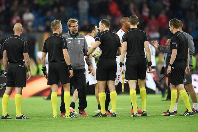 Themen der Woche - Sport Bilder des Tages - Sport Trainer Juergen Klopp (FC Liverpool) diskutiert mit Schiedsrichter Jonas Eriksson nach dem Abpfiff beim Europa League Finale zwischen dem FC Liverpool und dem FC Sevilla am 18.05.2016 im Sankt-Jakob-Park in Basel, Bern Copyright: Schueler Eibner-Pressefoto EP_JSE