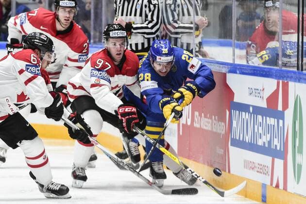 160519 Kanadas Brad Marchand och Connor McDavidmot Sveriges Johan Sundström under kvartsfinalen i Ishockey-VM mellan Kanada och Sverige den 19 maj 2016 i St Petersburg.  Copyright: LUDVIGxTHUNMAN BB160519LT051