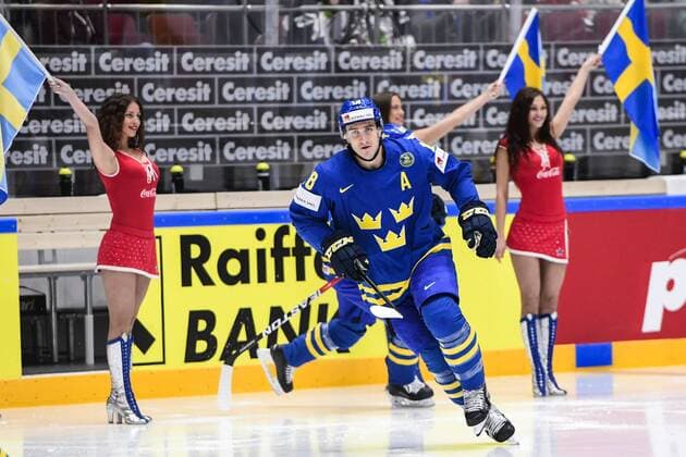 160519 Sveriges Mikael Backlund gör entre under kvartsfinalen i Ishockey-VM mellan Kanada och Sverige den 19 maj 2016 i St Petersburg.  Copyright: LUDVIGxTHUNMAN BB160519LT053
