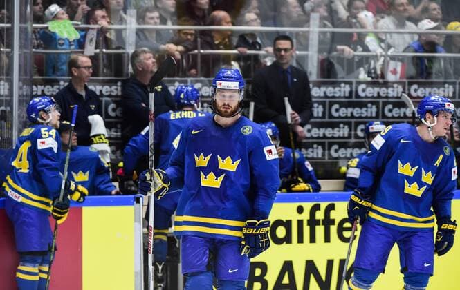 160519 Sveriges Adam Larsson (m) deppar under kvartsfinalen i Ishockey-VM mellan Kanada och Sverige den 19 maj 2016 i St Petersburg.  Copyright: LUDVIGxTHUNMAN BB160519LT066