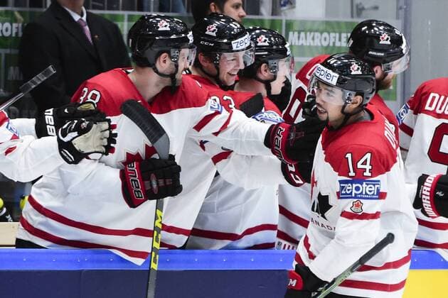 160519 Kanadas Matt Dumba jublar med baset efter 2-0 malet under kvartsfinalen i Ishockey-VM mellan Kanada och Sverige den 19 maj 2016 i St Petersburg.  Copyright: LUDVIGxTHUNMAN BB160519LT076