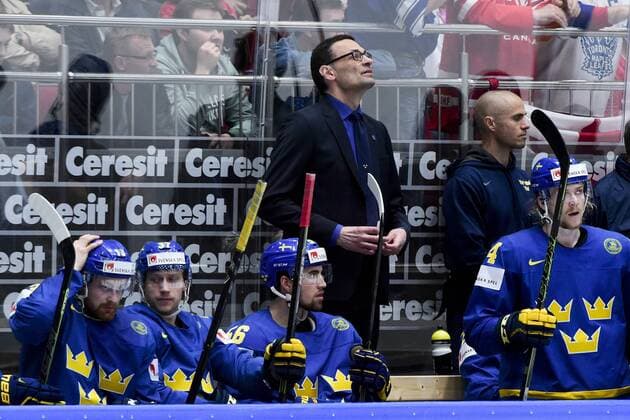 160519 Sveriges assisterande tränare Peter Popovic och spelarna i baset deppar under kvartsfinalen i Ishockey-VM mellan Kanada och Sverige den 19 maj 2016 i St Petersburg.  Copyright: LUDVIGxTHUNMAN BB160519LT080