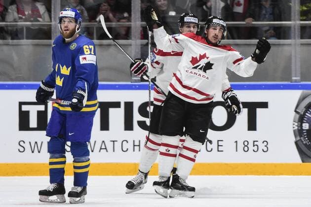 160519 Sveriges Linus Omark deppar och Kanadas Brad Marchand jublar efter 3-0 under kvartsfinalen i Ishockey-VM mellan Kanada och Sverige den 19 maj 2016 i St Petersburg.  Copyright: LUDVIGxTHUNMAN BB160519LT081