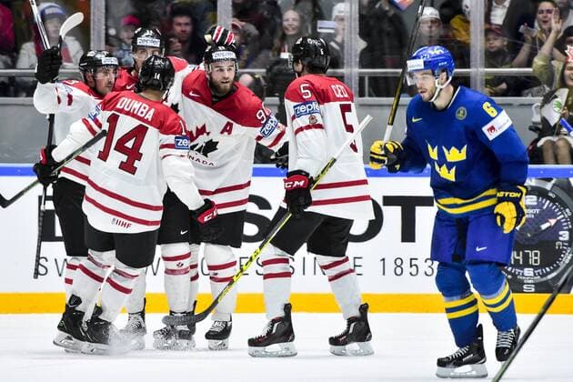 160519 Kanadas spelare jublar efter 3-0 malet genom Brad Marchand och Sveriges Oscar Fantenberg deppar under kvartsfinalen i Ishockey-VM mellan Kanada och Sverige den 19 maj 2016 i St Petersburg.  Copyright: LUDVIGxTHUNMAN BB160519LT085