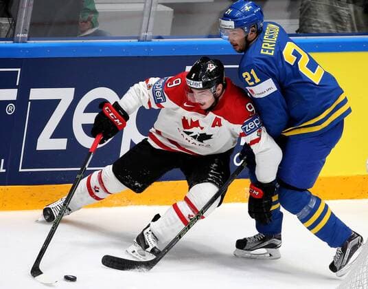 Canada s Matt Duchene (L) and Sweden s Jimmie Ericsson fight for the puck in their 2016 IIHF World Championship WM Weltmeisterschaft quarter-final Ice hockey Eishockey match at the Yubileyny Sports Palace in St. Petersburg, Russia, May 19, 2016. Alexander Deminachuk TASS  X0000C32