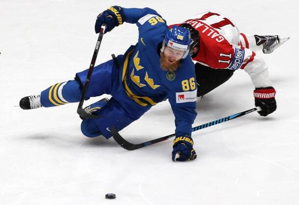 Sweden s Linus Klasen (L) and Canada s Brendan Gallagher fight for the puck in their 2016 IIHF World Championship WM Weltmeisterschaft quarter-final Ice hockey Eishockey match at the Yubileyny Sports Palace in St. Petersburg, Russia, May 19, 2016. Alexander Deminachuk TASS  X0000C33