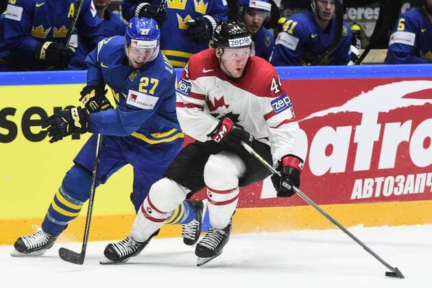160519 Sveriges Martin Lundberg jagar Kanadas Morgan Rielly under kvartsfinalen i Ishockey-VM mellan Kanada och Sverige den 19 maj 2016 i St Petersburg.  Copyright: LUDVIGxTHUNMAN BB160519LT089