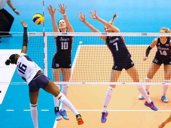 (L-R) Lonneke Sloetjes, Quinta Steenbergen (NED), MAY 20, 2016 - Volleyball : Women s Volleyball World Final Qualification for the Rio de Janeiro Olympics 2016 match between Netherlands 3-0 Italy at Tokyo Metropolitan Gymnasium, Tokyo, Japan. Noxthirdxpartyxsales  (ipha022041)