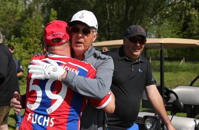10. Thüringer Charity Open Mühlberg 20.05.16 , Mühlberg, Gut Ringhofen, 10. Thüringer Charity Open, Golf-Benefiz-Turnier, Prominente spielen Golf für den guten Zweck im Bild: Franz Beckenbauer wird von einem Fan (Reinhard Fuchs) umarmt