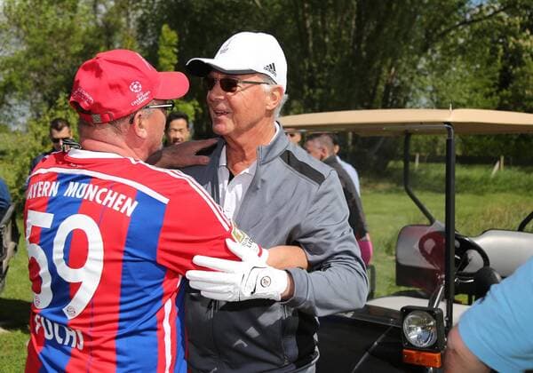10. Thüringer Charity Open Mühlberg 20.05.16 , Mühlberg, Gut Ringhofen, 10. Thüringer Charity Open, Golf-Benefiz-Turnier, Prominente spielen Golf für den guten Zweck im Bild: Franz Beckenbauer wird von einem Fan (Reinhard Fuchs) umarmt