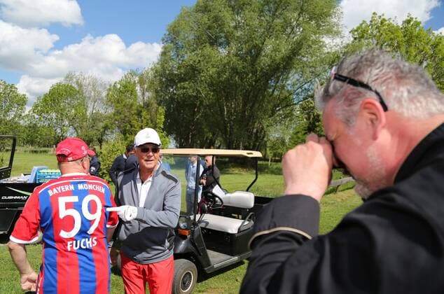 10. Thüringer Charity Open Mühlberg 20.05.16 , Mühlberg, Gut Ringhofen, 10. Thüringer Charity Open, Golf-Benefiz-Turnier, Prominente spielen Golf für den guten Zweck im Bild: Mans C.Marcher fotografiert Franz Beckenbauer und seinen grössten Fan Reinhard Fuchs
