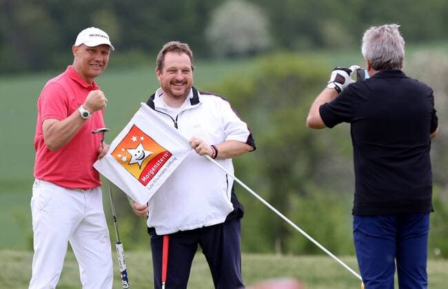 10. Thüringer Charity Open Mühlberg 20.05.16 , Mühlberg, Gut Ringhofen, 10. Thüringer Charity Open, Golf-Benefiz-Turnier, Prominente spielen Golf für den guten Zweck im Bild: Axel Schulz und Lutz Frischmann posieren nach dem Einlochen