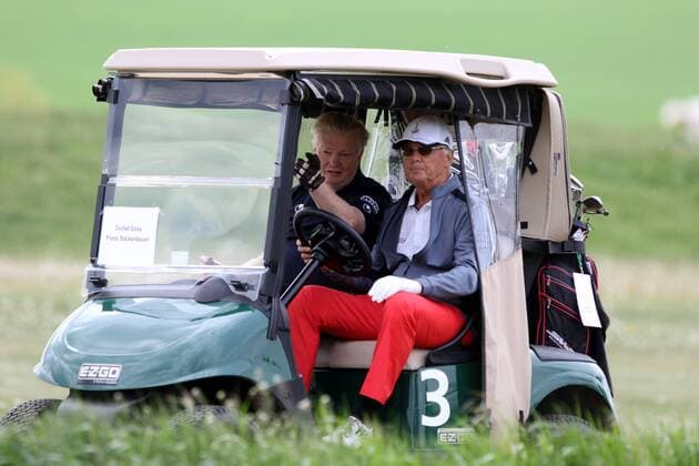 10. Thüringer Charity Open Mühlberg 20.05.16 , Mühlberg, Gut Ringhofen, 10. Thüringer Charity Open, Golf-Benefiz-Turnier, Prominente spielen Golf für den guten Zweck im Bild: Initiator des Turniers Detlef Goss und Franz Beckenbauer im Caddy